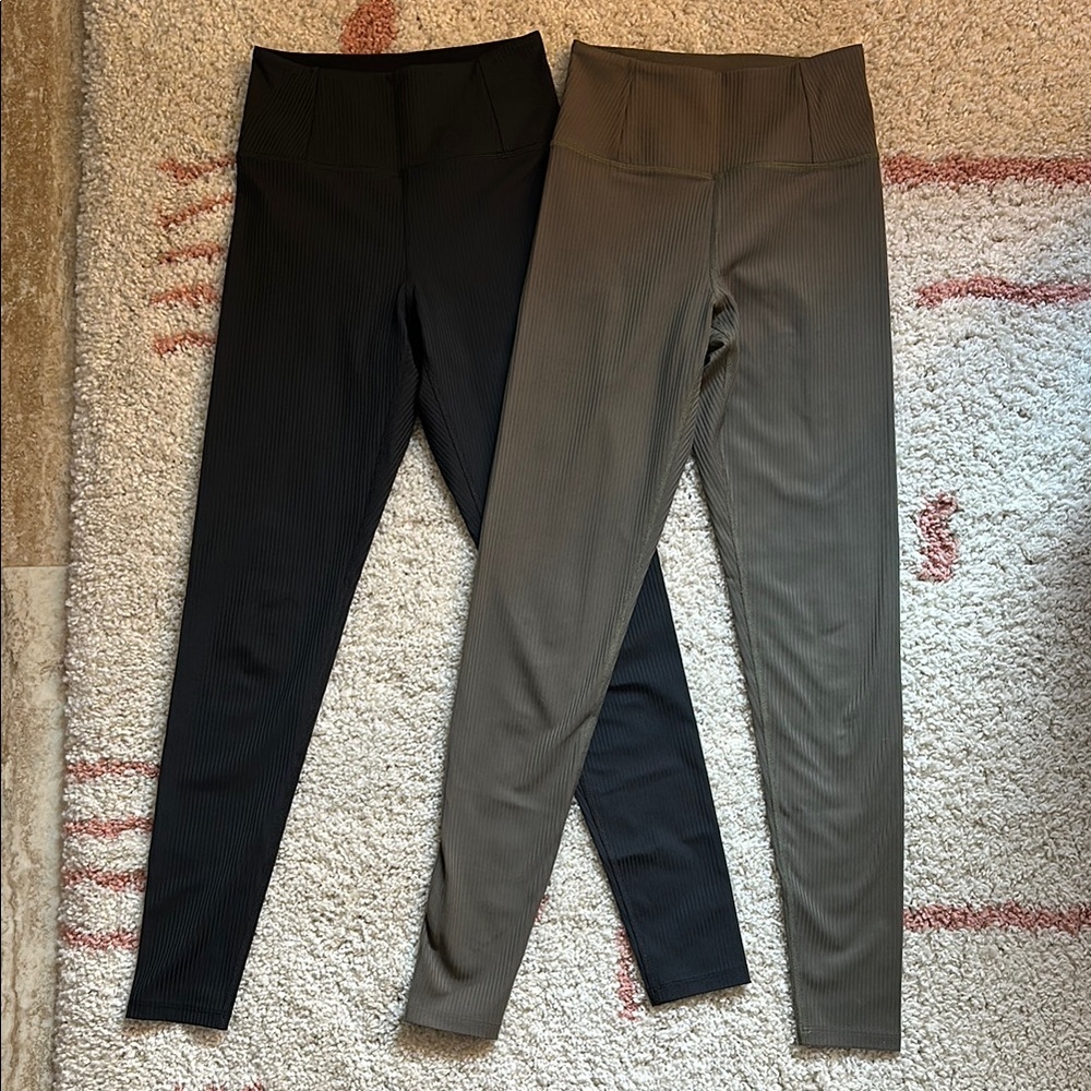 Girlfriend Collective Ribbed High-Waisted Leggings - Black and Olive. Size: XS.
